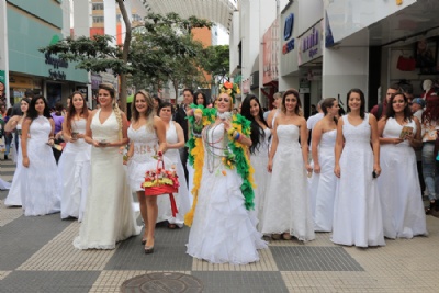 Tradicional feira de noivas comea nesta 6 feira Marcha das noivas ocorreu na Cel. Oliveira Lima para divulgar o evento. Foto: Andrea Iseki