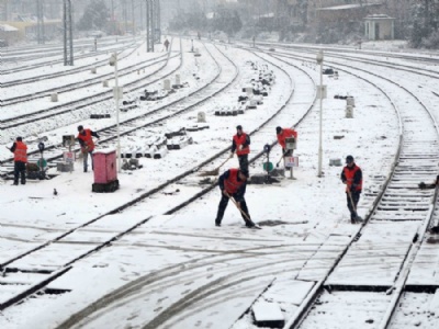 Vrias cidades chinesas fecham escolas aps onda de frio Funcionrios removem neve de trilhos de trem em Nanchang, na provncia de Jiangxi, na China, nesta quinta-feira (21) (Foto: China Daily/Reuters)