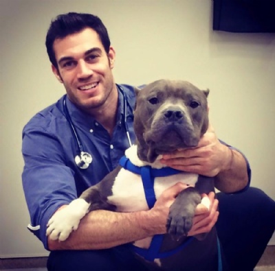 Veterinrio ''ridiculamente fotognico'' vira hit nas redes sociais Evan Antin trabalha em um hospital veterinrio na Califrnia (Foto: Reproduo/Facebook/Dr. Evan Antin)