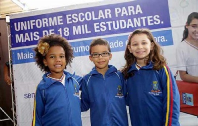 Mau inicia entrega de uniformes escolares para 18 mil alunos Crianas voltam s aulas e recebem uniforme pelo terceiro ano consecutivo. Crdito: Evandro Oliveira