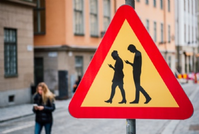 Placa de trnsito adverte sobre pedestres distrados com celulares Placa de trnsito adverte sobre pedestres distrados com celulares (Foto: Jonathan Nackstrand/AFP)