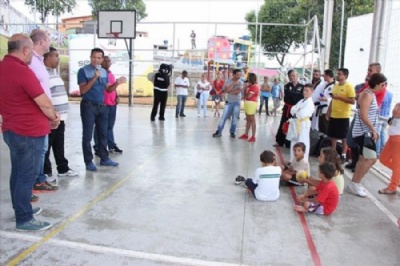 Ao Nacional de Combate a Dengue mobiliza CEU das Artes com brincadeiras e esportes Prefeito participou da mobilizao contra a dengue. Foto: Gil Sobrinho 