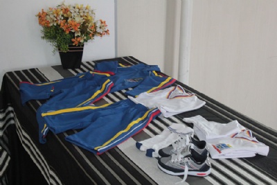 Entrega de uniformes para rede municipal comea em Mau Uniformes incluem duas camisetas, um agasalho, uma cala, um short e um par de meias e tnis. Foto: Divulgao/PMM