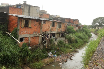Menos de 60% dos brasileiros so atendidos por rede de esgoto Na rea de saneamento, 96,8 milhes eram atendidos por redes coletoras de esgoto, o que significa 57,6% da populao urbana. Foto: Rodrigo Pinto