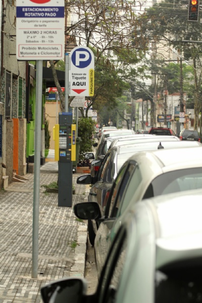 Santo Andr vai regulamentar Zona Azul grtis para idosos Idoso receber carto para no pagar zona azul em Santo Andr. Foto: Rodrigo Pinto