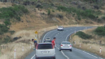 Dupla  flagrada urinando pelo vidro enquanto carro estava a 100 km/h Dupla foi flagrada urinando pelo vidro enquanto carro estava a 100 km/h na Nova Zelndia (Foto: Reproduo/Facebook/Brocodenz)