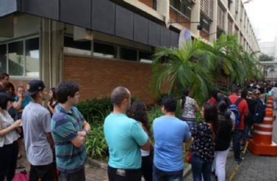 Busca para passe livre tem fila em Santo Andr A fila na tarde desta tera-feira: espera de at trs horas. Foto: Amanda Perobelli