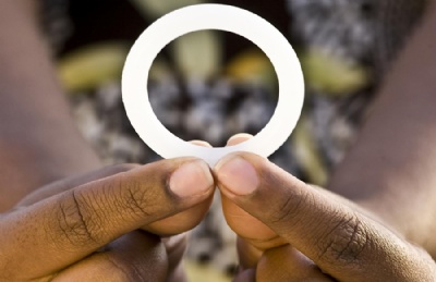 Anel vaginal reduz em 30% risco de infeco por HIV em mulheres Mulher segura o anel vaginal testado pelo estudo Aspire (Foto: International Partnership for Microbicides/Divulgao)