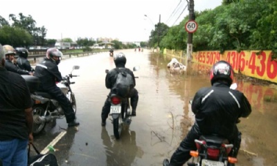 Chuva paralisa ruas no Grande ABC Avenida dos Estados, em Santo Andr. Foto de leitor do DGABC