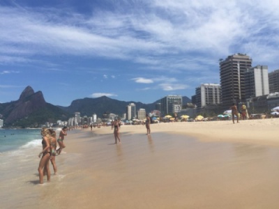 Rio tem maior temperatura e sensao trmica do ano neste sbado Sol leva cariocas  praia na manh deste sbado (27) (Foto: Carla Milano/Arquivo Pessoal)