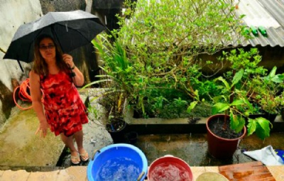 Moradores de Mau so abastecidos por caminhes-pipa e gua de chuva Baldes no quintal da casa de Bernadete Nini em Mau (SP) armazenam gua de chuva. Crdito: Rovena Rosa/Agncia Brasil
