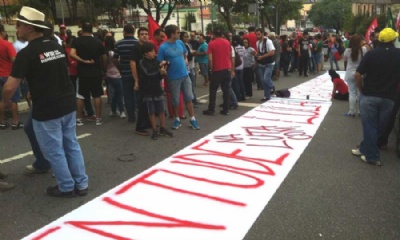 Manifestantes se renem em frente ao apartamento de Lula Foto: Renato Fontes - DGABC