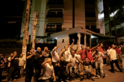 Batalha na casa de Lula foi at a madrugada Apoiadores de Lula na frente do apartamento do ex-presidente, momentos antes dos confrontos. Foto: Amanda Perobelli