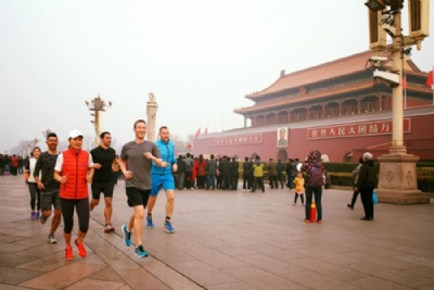 Mark Zuckerberg gera polmica ao correr ao ar livre em Pequim Mark Zuckerberg, presidente-executivo do Facebook, corre na praa de Tiananmen, em Pequim. (Foto: Divulgao/Mark Zuckerberg)
