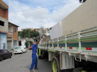 Mau recolhe 4 mil toneladas de bagulho em trs meses As mais de 4 mil toneladas so de materiais depositados irregularmente e regularmente nas ruas de Mau. Foto: Divulgao