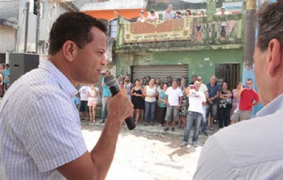 Fim da poeira e da lama na rua Vitria Rgia Donisete Braga fala com lideranas locais. Crdito: Rodrigo Zerneri/PMD