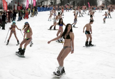 Russos tentam quebrar recorde mundial de ''esqui grupal de biquni'' Russos tentam quebrar recorde mundial de esqui grupal de biquni (Foto: Kazbek Basayev/Reuters)