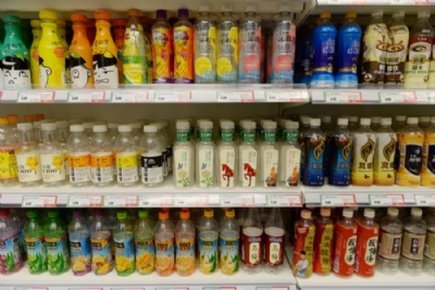Garrafas vazias so colocadas  venda em supermercado na China Garrafas vazias foram colocadas  venda em um supermercado de Xangai (Foto: Reuters)