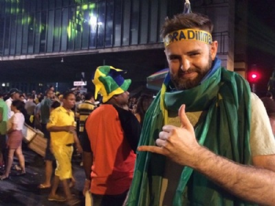 Manifestantes pr-impeachment na Paulista festejam com ''Tema da vitria'' Na Avenida Paulista, o administrador Lcio Groch comemora resultado da votao do impeachment (Foto: Rafael Miotto/G1)
