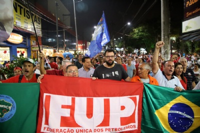 Manifestantes contra impeachment de Dilma fazem ato em Mau Ato percorreu as ruas do Centro da cidade de Mau. Foto: Amanda Perobelli