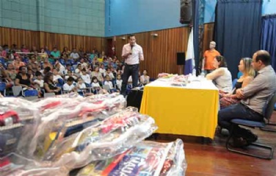 Prefeitura de Mau inicia entrega de kit escolar para a rede municipal 