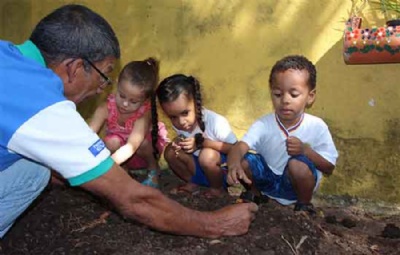 Alunos participam de plantio de horta orgnica na Creche Auta de Souza A proposta  estimular hbitos mais saudveis na sala de aula e em casa. Crdito: Gil Sobrinho/PMM