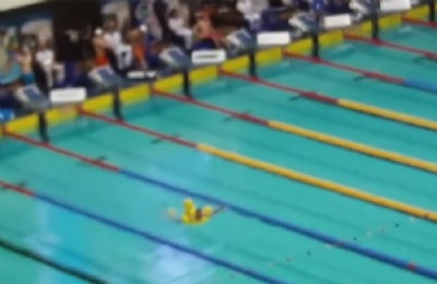 Com boia infantil, homem invade piscina em seletiva olmpica da Rssia Nadadores estavam se preparando para a prova dos 50 metros livre quando homem invadiu piscina (Foto: Reproduo/YouTube/Ruptly TV)