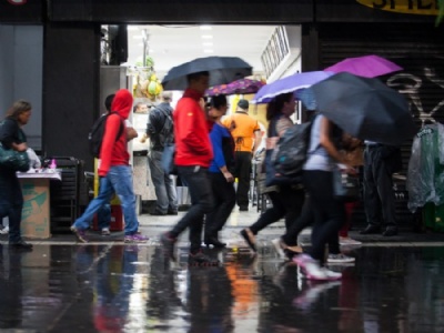 SP registra chuva em grande parte da cidade aps 32 dias de seca, diz CGE Pedestres enfrentam frio e chuva na Avenida Paulista, na regio central de So Paulo. Aps semanas sem chuvas e com altas temperaturas, a cidade recebe uma frente fria com chuva na manh desta tera-feira (27) (Foto: Fbio Tito/G1)