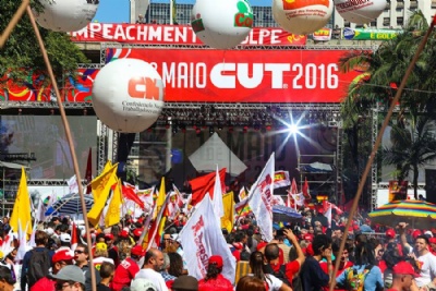 Diante de 100 mil pessoas, Dilma anuncia reajuste no Bolsa Famlia Cerca de 100 mil pessoas compareceram ao Vale do Anhangaba para participar do ato do 1 de Maio. Foto: Paulo Pinto/ Agncia PT