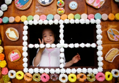  Festival no Japo constri casa de doces inspirada em ''Joo e Maria'' Nanami Miyazaki, de seis anos, brinca no interior da casinha feita de doces (Foto: Shizuo Kambayashi/AP)