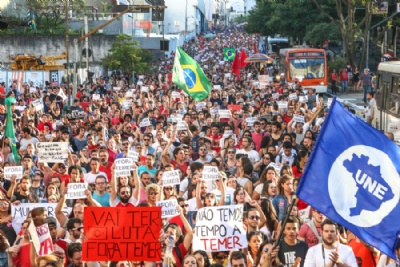 Milhares ocupam a Paulista e protestam contra governo Temer Manifestantes descem a rua da Consolao na tarde deste domingo. Foto: Paulo Pinto/Agncia PT