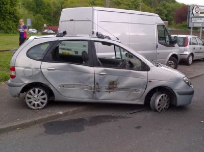 Motorista  flagrado dirigindo com apenas um pneu na Inglaterra Motorista foi flagrado dirigindo com apenas um pneu (Foto: South Yorkshire Police)