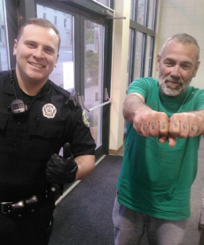  Americano exibe tatuagem 'policiais so um saco' ao ser parado Americano exibiu tatuagem policiais so um saco ao ser parado pelo agente Russell Johnson (Foto: James Burns/Bangor Police Department/AP)