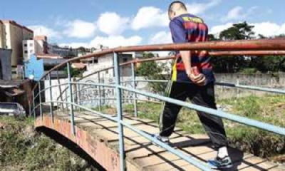 Ponte de madeira traz risco a moradores de Mau Foto: Nario Barbosa/DGABC