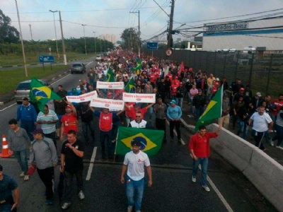 Metalrgicos comeam protesto contra o desemprego Trabalhadores da Mercedes na passeata desta quarta-feira. Foto: Rodrigo Pinto