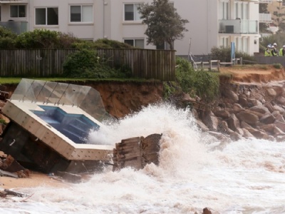 Inundaes no leste da Austrlia deixam 4 mortos e 3 desaparecidos Forte onda do fim de semana causou eroso de cerca 50 metros de costa e danificou dezenas de casas. Piscina foi parar em praia (Foto: Rick Rycroft/AP)