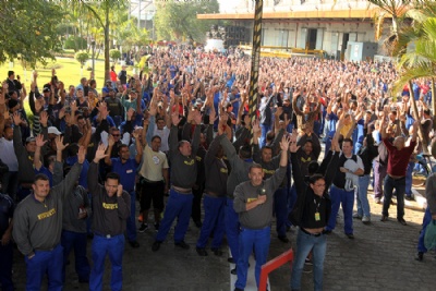 Trabalhadores na Pirelli decretam estado de greve A deciso foi tomada em assembleia realizada na tarde desta quarta-feira. Foto: Rodrigo Pinto