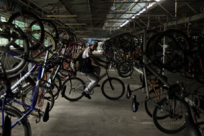 Falta de mobilidade faz bicicletrio de Mau perder usurios Bicicletrio tem mais de 10 anos de funcionamento no Centro de Mau. Foto: Rodrigo Pinto