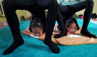 Meninas exibem elasticidade impressionante na Monglia Meninas exibiram elasticidade impressionante em escola de formao de contorcionistas na Monglia (Foto: Natalie Thomas/Reuters)