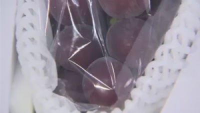 Cacho de uvas  vendido por quase R$ 37 mil no Japo Cacho de uvas foi vendido por quase R$ 37 mil no Japo (Foto: Reproduo/Facebook/WRAL TV)