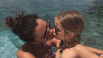 Foto de Victoria Beckham gera debate online:  certo pais beijarem os filhos nos lbios? Foto gerou crticas por causa do beijo nos lbios, mas a maioria dos comentrios eram elogiosos. (Foto: Instagram)