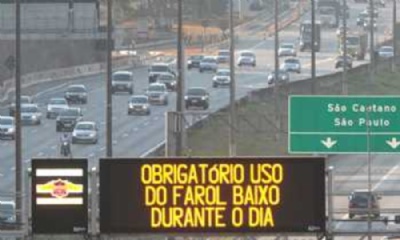  Lei do farol baixo autua 37 por hora no Estado Foto: Celso Luiz/DGABC 