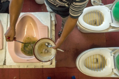 Restaurante serve comida em vasos sanitrios na Indonsia Restaurante na Indonsia serve comida em vasos sanitrios (Foto: Suryo Wibowo/AFP)