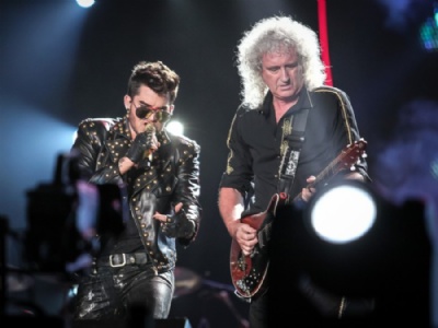 Queen protesta contra Trump por uso de 'We Are the Champions' em evento Adam Lambert ( esq.) e Brian May em show do Queen no Rock in Rio, em 2015 (Foto: Fabio Tito/G1)