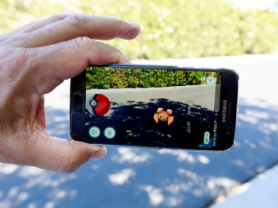 ''Pokmon Go'': game  lanado para Android e iPhones no Japo O jogo de realidade aumentada 'Pokemon Go'  visto na tela de um smartphone em foto ilustrativa tirada em Palm Springs, na Califrnia, EUA (Foto: Sam Mircovich/Reuters)