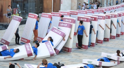 China bate recorde de maior domin humano com colches China bate recorde de maior domin humano com colches (Foto: Guinness World Records/YouTube)