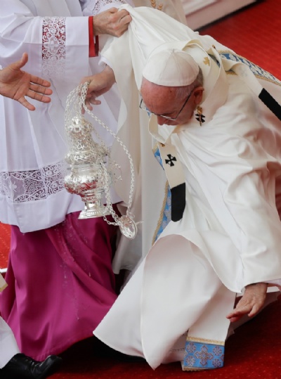 Papa Francisco cai durante missa em Cracvia, na Polnia Papa Francisco recebeu ajuda de bispos e padres para se levantar aps cair durante missa (Foto: Gregorio Borgia/AP)