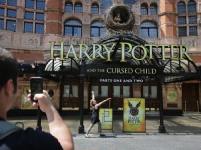 ''Harry Potter e a criana amaldioada'' sai em 31 de outubro no Brasil F posa na frente do Palace Theatre, em Londres, onde estreia a pea de teatro 'Harry Potter e a criana amaldioada' (Foto: DANIEL LEAL-OLIVAS/AFP)