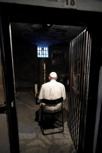 Papa Francisco visita campo de extermnio de Auschwitz O Papa Francisco reza em uma cela do campo de extermnio nazista de Auschwitz, com a frase 'Arbeit Macht Frei' ('O trabalho liberta', em alemo), em Oswiecim, na Polnia, como parte da programao da Jornada Mundial da Juventude (Foto: Reuters/Osservatore Romano)