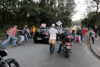 Mais de 400 alunos ficam sem nibus escolar em Santo Andr Carro atropela p de manifestante em protesto pela volta do nibus escolar. Foto: Andria Iseki